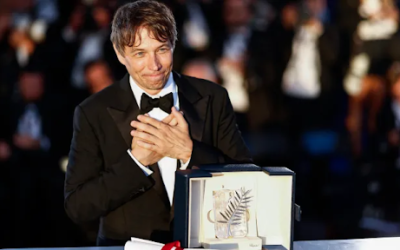 US director Sean Baker poses with the trophy.